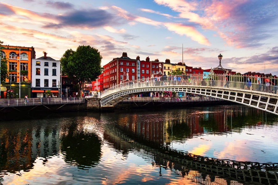 where to stay near the ha penny bridge dublin