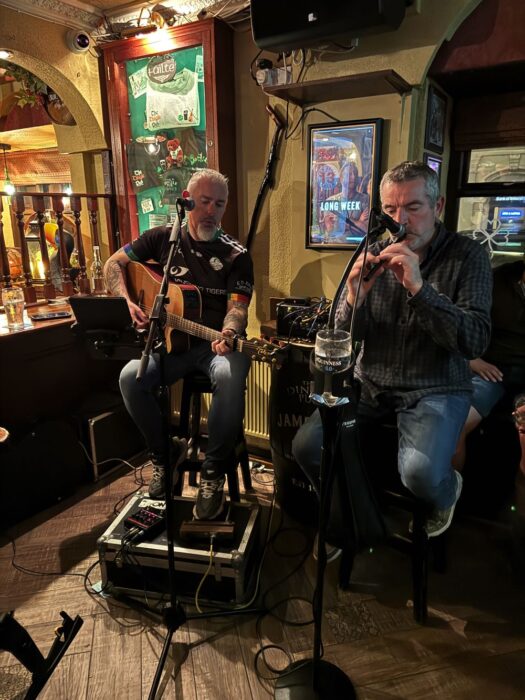 two performers at a pub in dingle