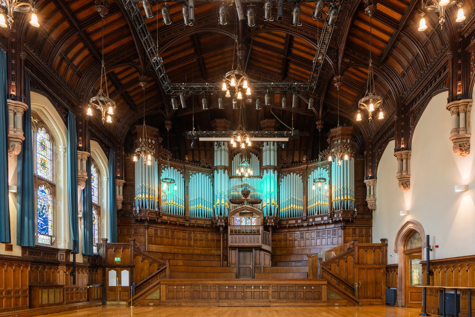 The main hall of the Guildhall in Derry with stained glass windows and the pipe organ