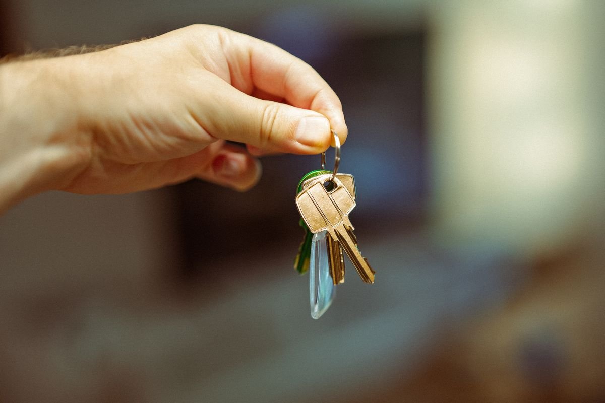 A hand holding a set of car keys