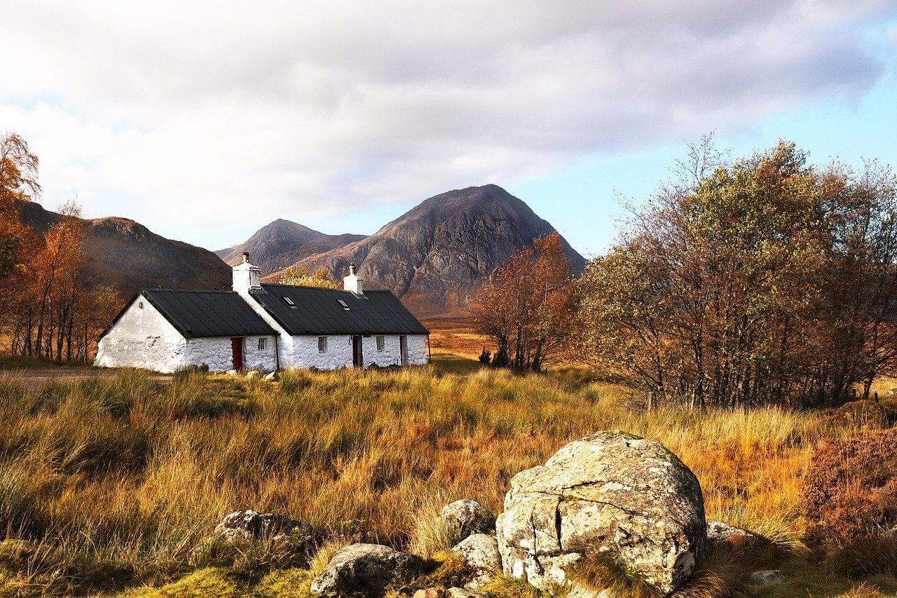 White stone cottage in rugged Irish countryside for a group golf trip