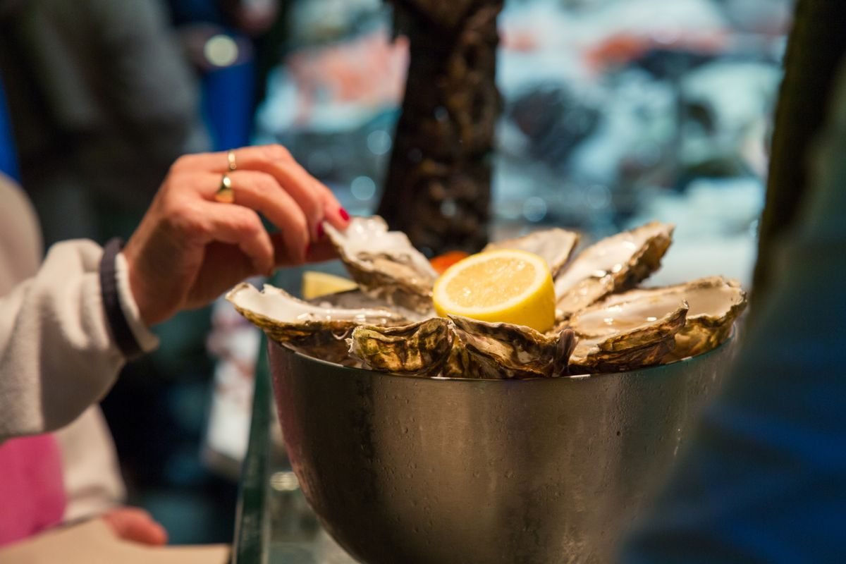 Fresh oysters on ice with a wedge of lemon