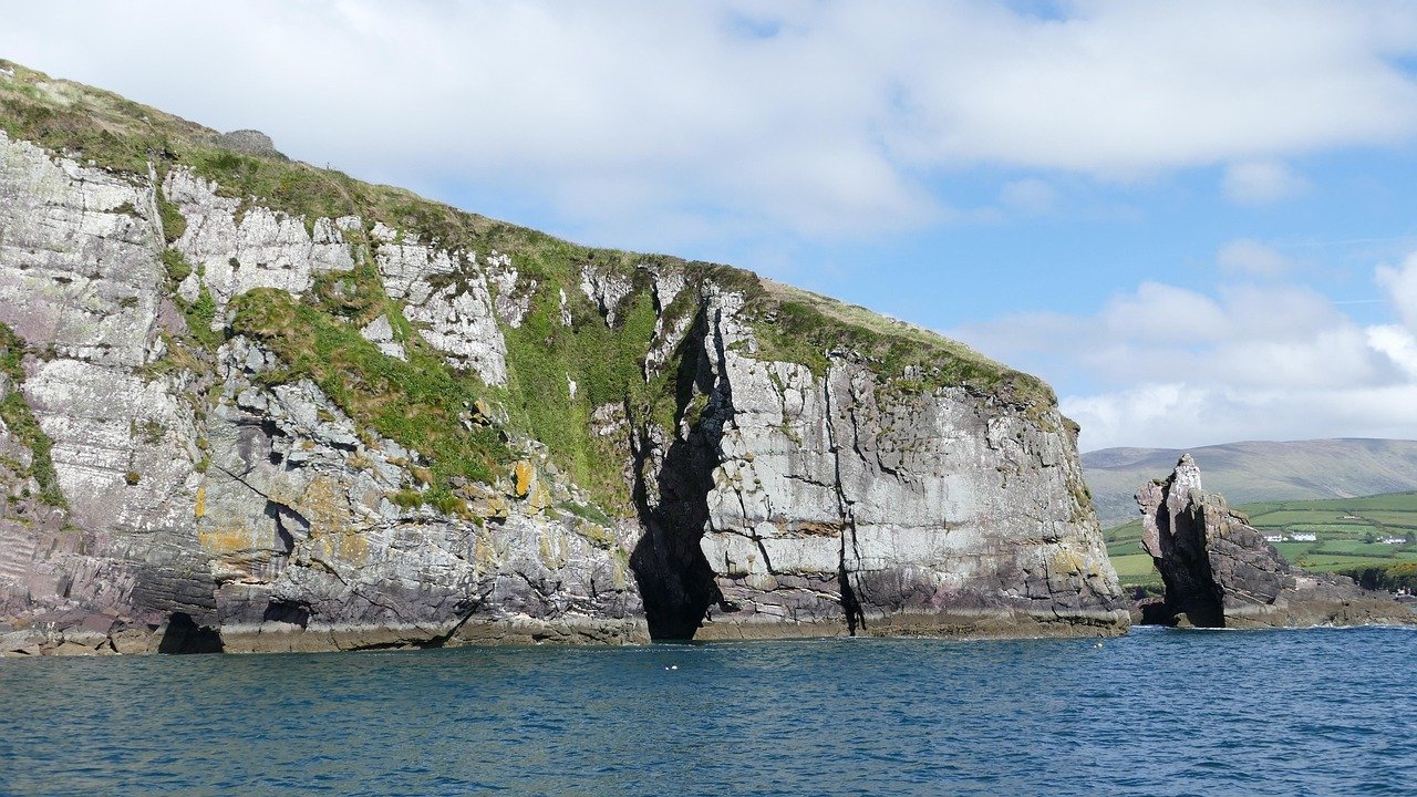 Rugged sea cliffs and green headlands along Dingle Bay on the Slea Head loop
