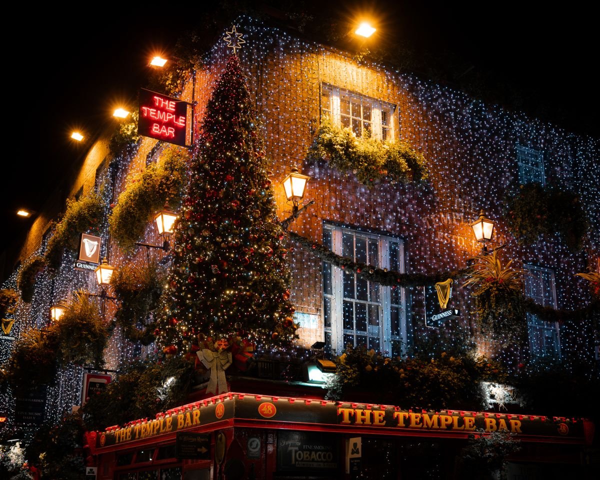 The Temple Bar pub decorated with Christmas lights at night