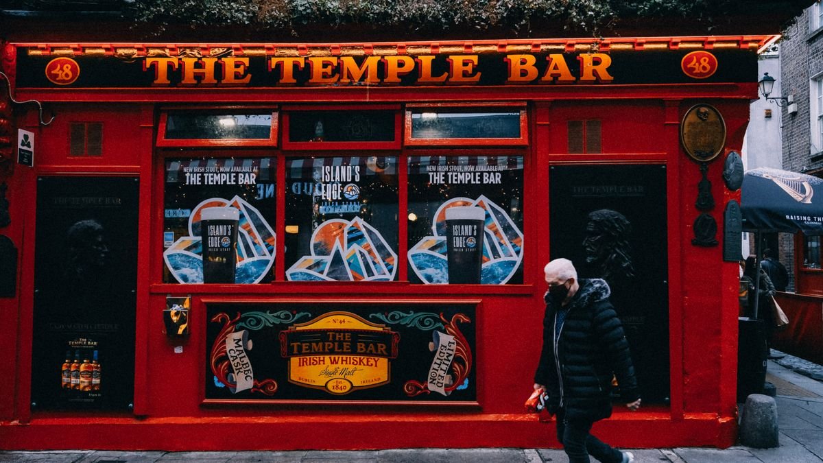 The red painted front of the Temple Bar pub in Dublin