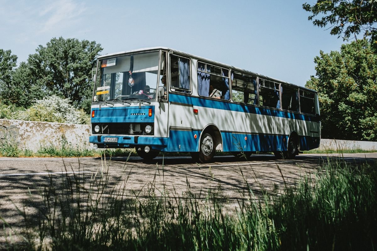 A tour coach on a country road, an easy way to reach Cashel from Dublin