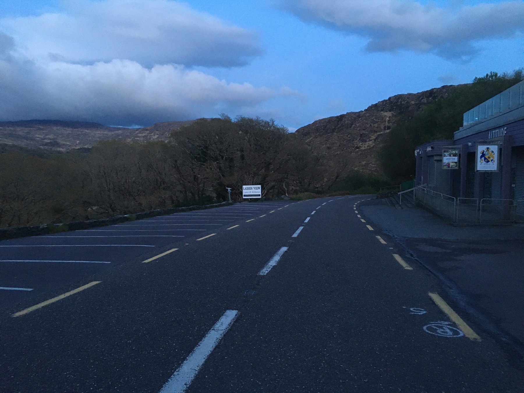 The N71 at Ladies View beneath low cloud, with parking spaces beside the road