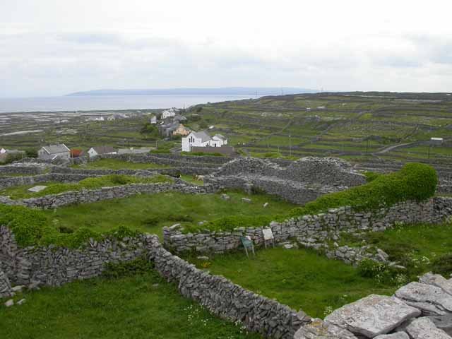 Houses and stone walls on Inis Meáin