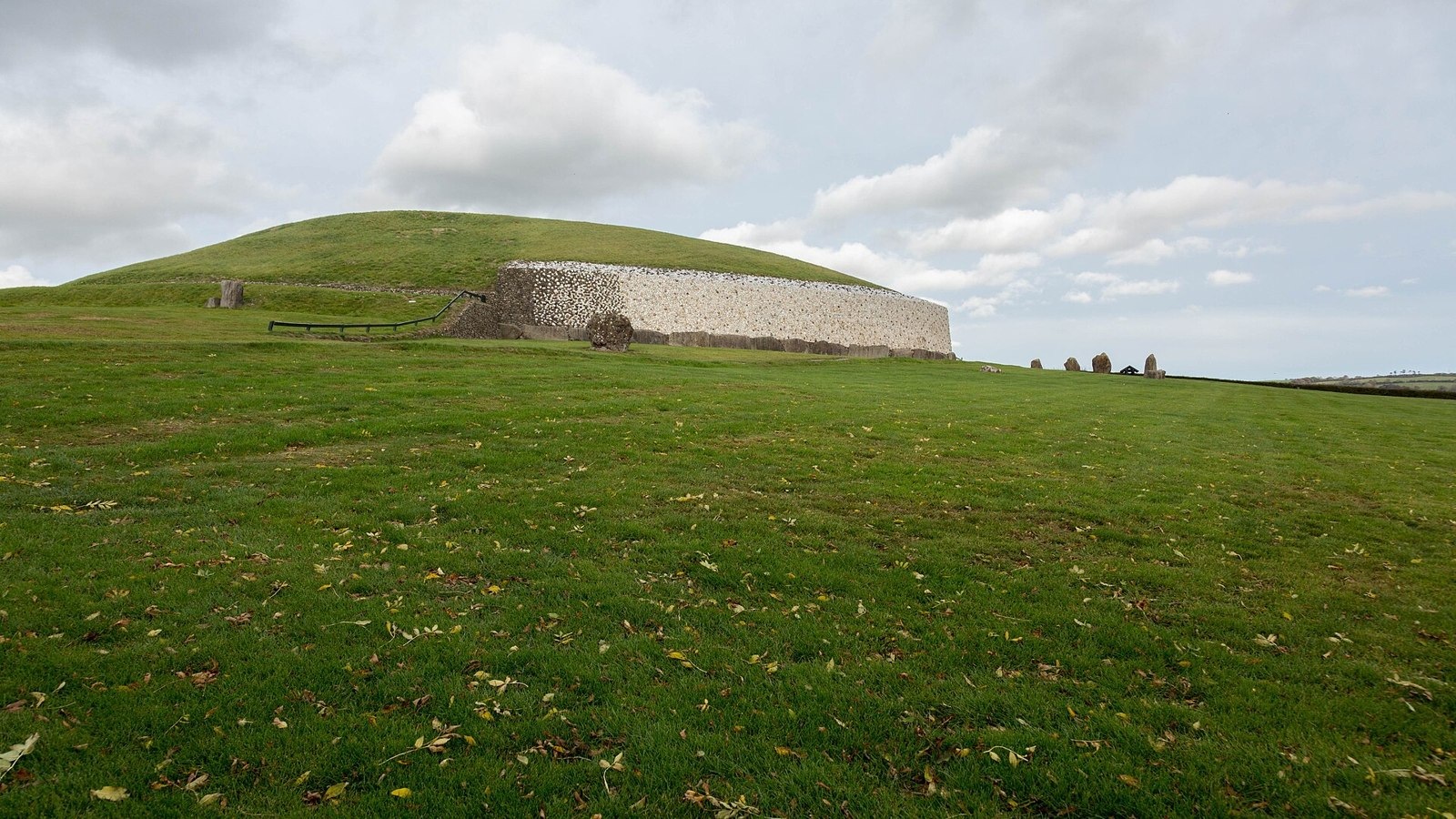 Newgrange mound and quartz wall in this best time to visit Newgrange guide